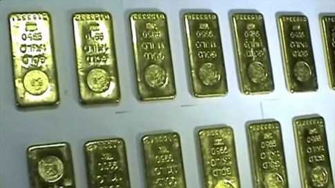 ব্যবসায়ীর পেট থেকে ১২টি গোল্ড বার অপসারণ